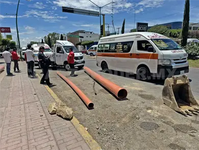 Repartidor de agua daña portezuela de colectivo