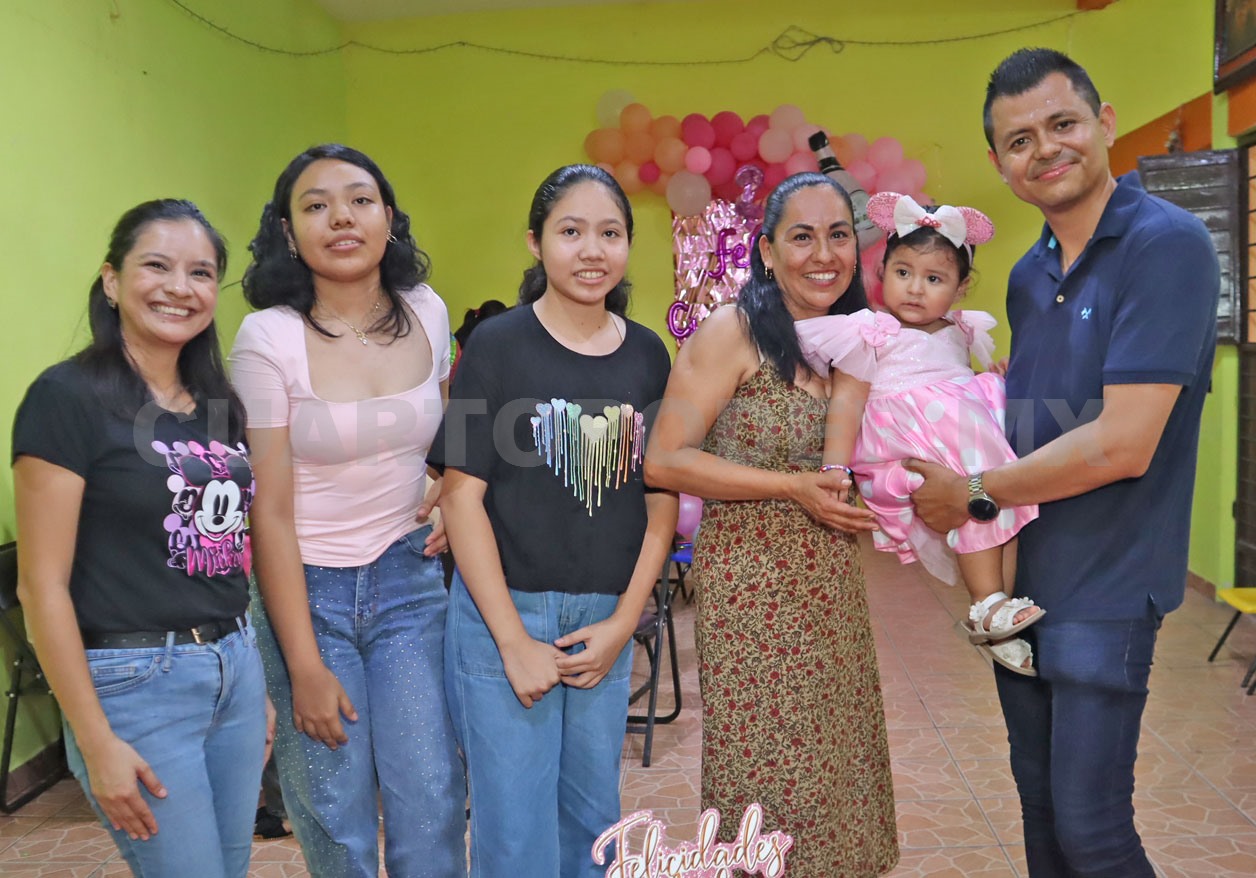 Aylin festeja su segundo año de vida