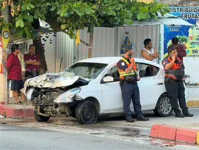 Automovilista se estrella en contra de un bolardo