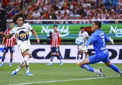 Chivas va por el liderato ante Pumas