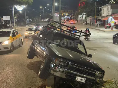 Acaba sobre camellón al perder el control de pick up
