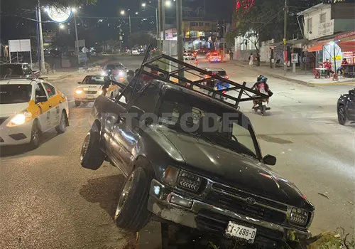 Acaba sobre camellón al perder el control de pick up