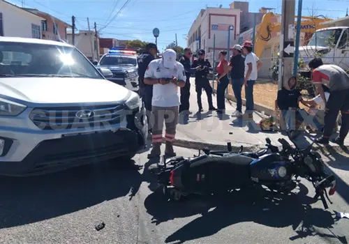 Se incorpora mal y embiste a motorista