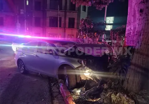 Se estrella en un árbol por exceso de velocidad