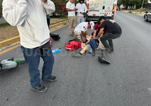 Golpea a auto y cae de su moto al intentar rebasar