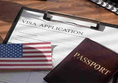 Frenan restricciones de Trump a visas