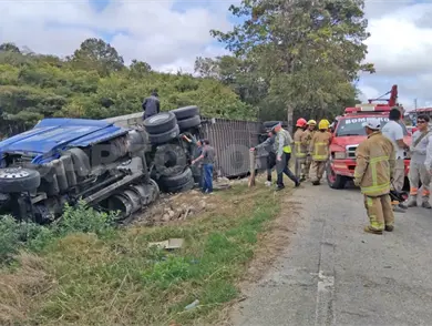 Por falla en los frenos, tráiler avanza sin chofer