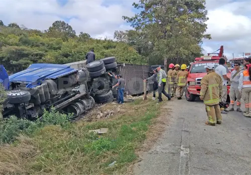 Por falla en los frenos, tráiler avanza sin chofer