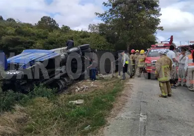 Por falla en los frenos tráiler avanza sin chofer