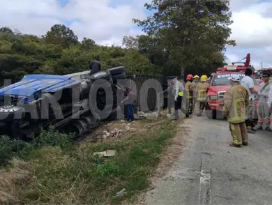Por falla en los frenos tráiler avanza sin chofer