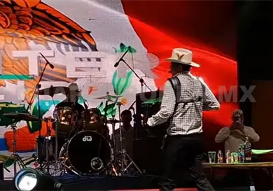 Interpretan narcocorrido en celebración patria