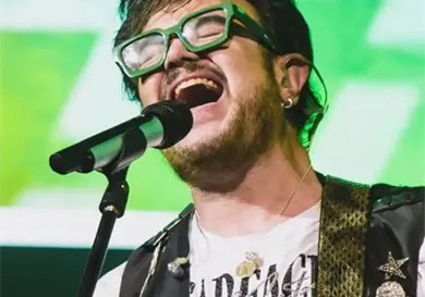 Aleks Syntek habla más de lo que canta