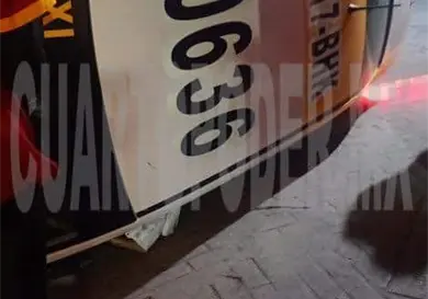 Taxi acaba recostado en cruce de calles