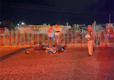 Chocan por alcance camioneta y motorista