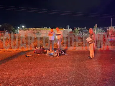 Chocan por alcance camioneta y motorista
