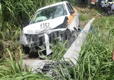 Se sale de vía e impacta en poste telefónico