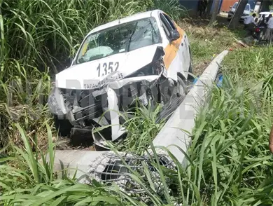 Se sale de vía e impacta en poste telefónico