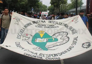 Exigen normalistas solución a sus demandas