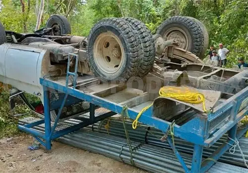 Camión queda con las llantas al aire