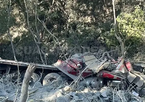 Cae a barranco de 50 metros de profundidad