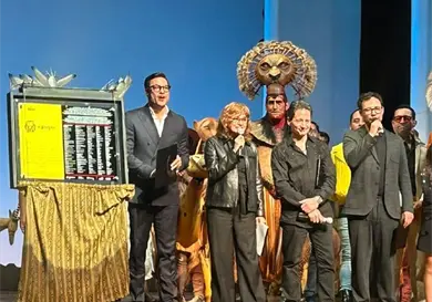 Carlos celebra al El Rey León