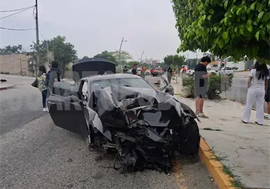 Auto deportivo se estampa en poste y causa apagón