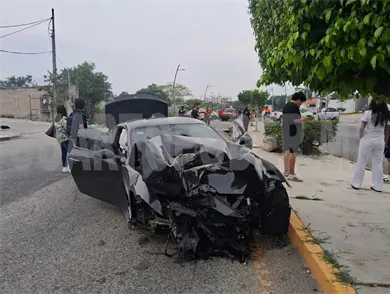 Auto deportivo se estampa en poste y causa apagón