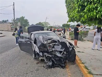 Auto deportivo se estampa en poste y causa apagón