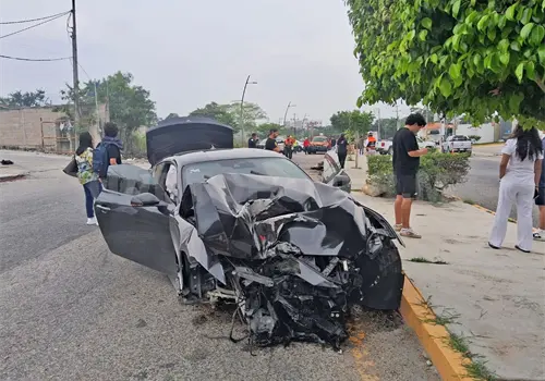 Auto deportivo se estampa en poste y causa apagón