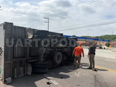 Vuelca unidad de carga en tramo a La Angostura