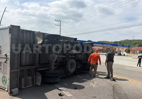 Vuelca unidad de carga en tramo a La Angostura