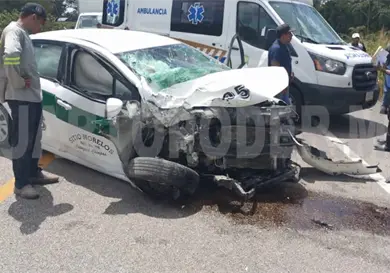 Invade el carril contrario y provoca encontronazo