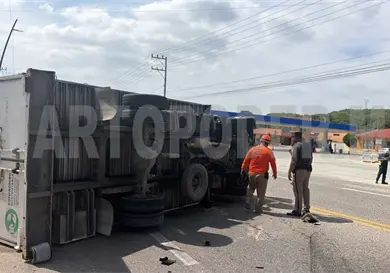 Vuelca unidad de carga en tramo a La Angostura