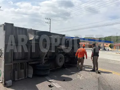 Vuelca unidad de carga en tramo a La Angostura