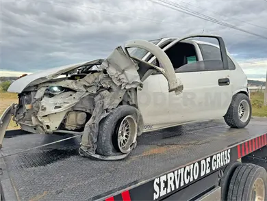 Destroza su automóvil al chocar contra una pipa