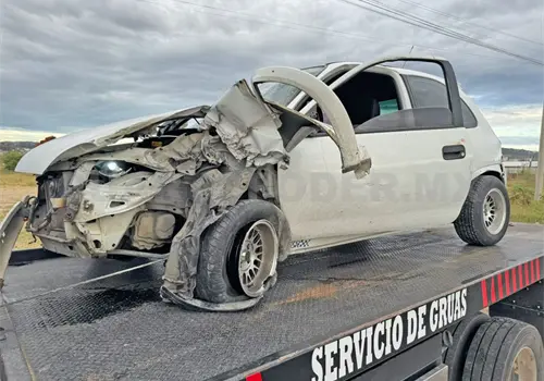 Destroza su automóvil al chocar contra una pipa
