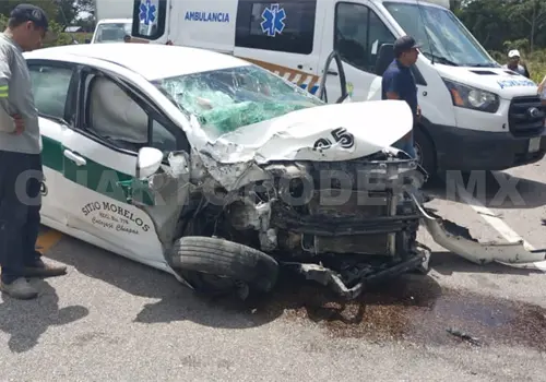 Invade el carril contrario y provoca encontronazo