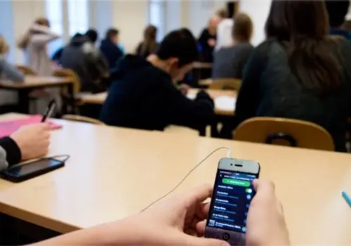 Piden dictamen sobre prohibir móviles en escuelas