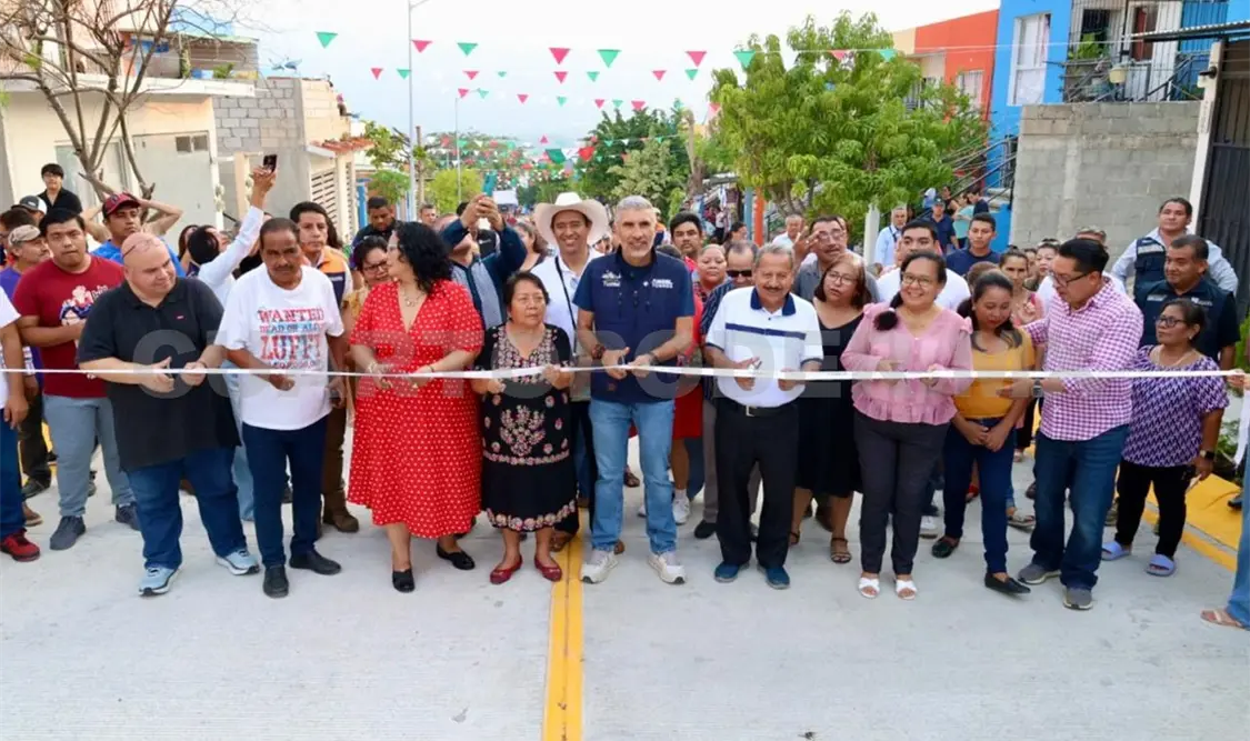 El alcalde inauguró la pavimentación integral de la avenida De los Tréboles. Cortesía