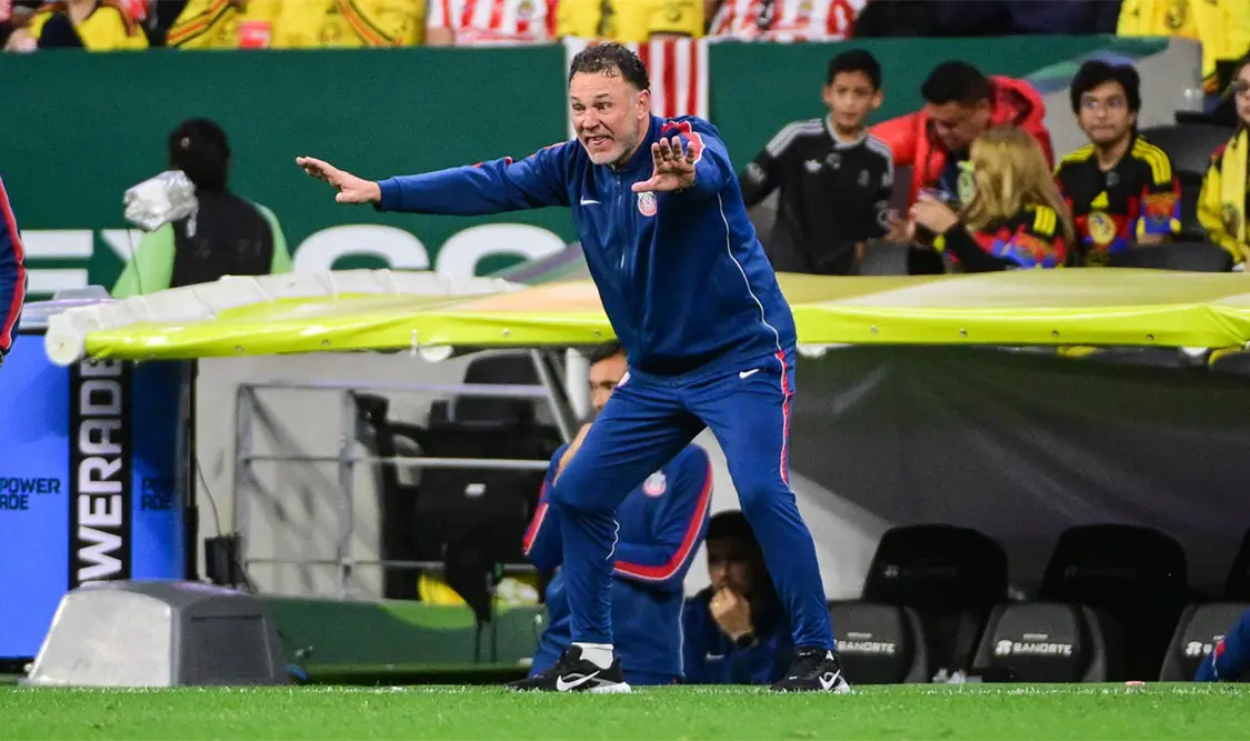 El entrenador de las Chivas se mostró contrariado tras el empate de su equipo en el clásico de clásicos. Agencias