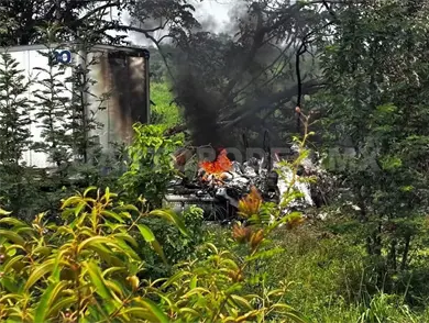 Tráiler se incendia tras chocar contra camioneta