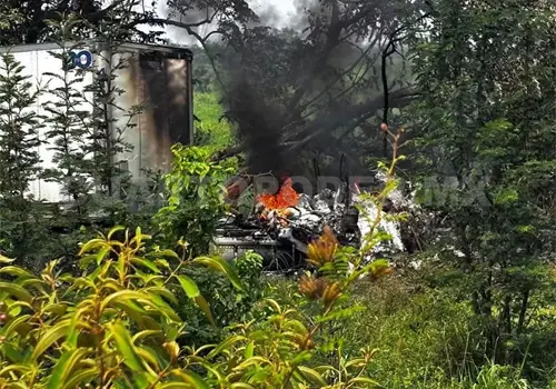 Tráiler se incendia tras chocar contra camioneta