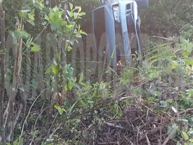 Maestra se accidenta por invasión de carril