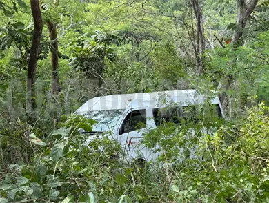 Urvan se desbarranca y acaba en la maleza