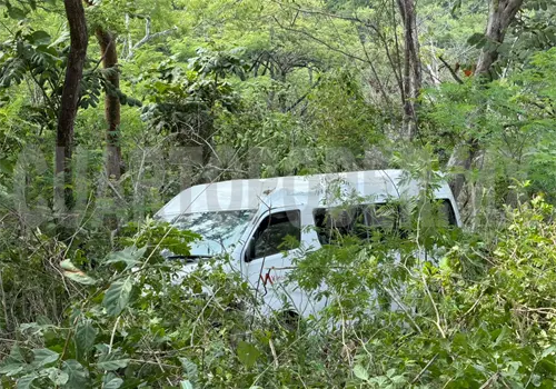 Urvan se desbarranca y acaba en la maleza