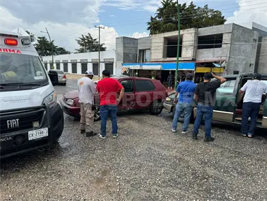 Se le atraviesa a minivan y provoca encontronazo
