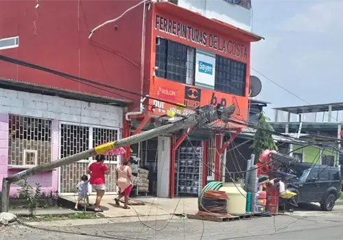 Derriba postes de telefonía y alumbrado Derriba postes de telefonía y alumbrado