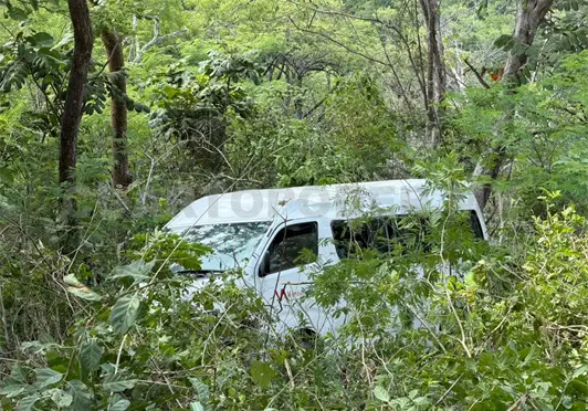 Urvan se desbarranca y acaba en la maleza