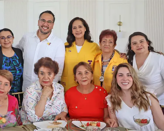 Mujeres ayudan a llegar a la meta