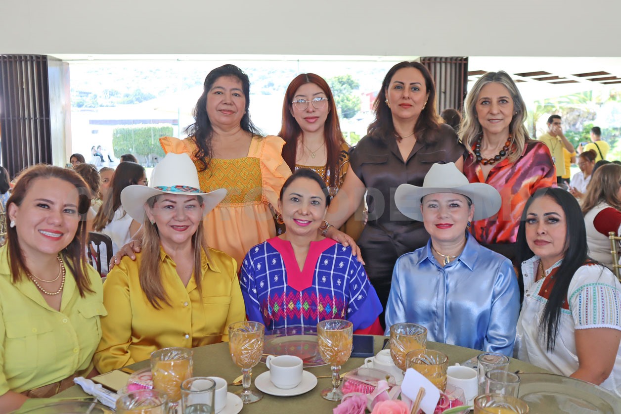 Mujeres ayudan a llegar a la meta